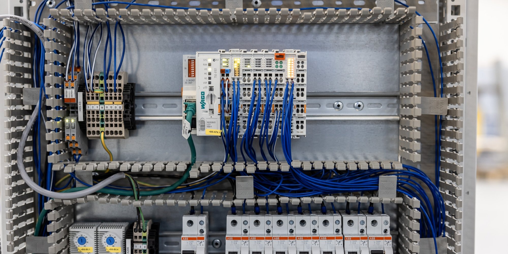 175 Y2 A7589 SW Elektroschrank Details